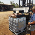 バイオ肥料のタンクに水を加えるスティーブン